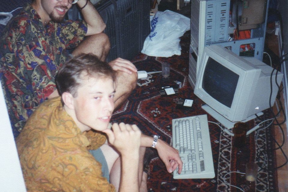 Elon Musk an der Queen's University mit seinem ersten langjährigen Freund außerhalb der Familie, Navaid Farooq. Sie teilten ihr Interesse für Computer, Brettspiele und Science Fiction