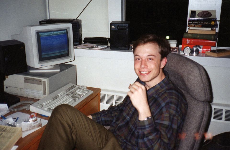 Im Sommer 1995 stand Elon Musk vor einer schwierigen Entscheidung: Sollte er ein Promotionsstudium in Standford beginnen oder sich auf seine erste Internetfirma konzentrieren? Er entschied sich für letzteres
