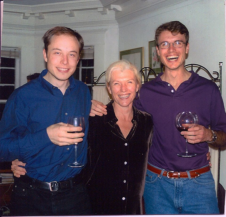 1999, keine vier Jahre später, wurde die Firma verkauft und machte Elon und seinen Bruder Kimbal zu Millionären, was sie ausgiebig mit ihrer Mutter feierten