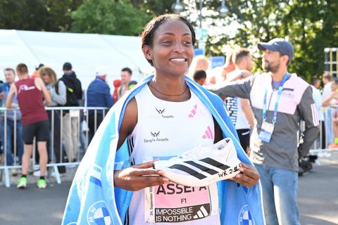 Die Äthiopierin Tigist Assefa lief beim Berlin-Marathon am vergangenen Wochenende in 2:11:53 Stunden einen Fabelweltrekord – offenbar auch dank besonderem Schuhwerk