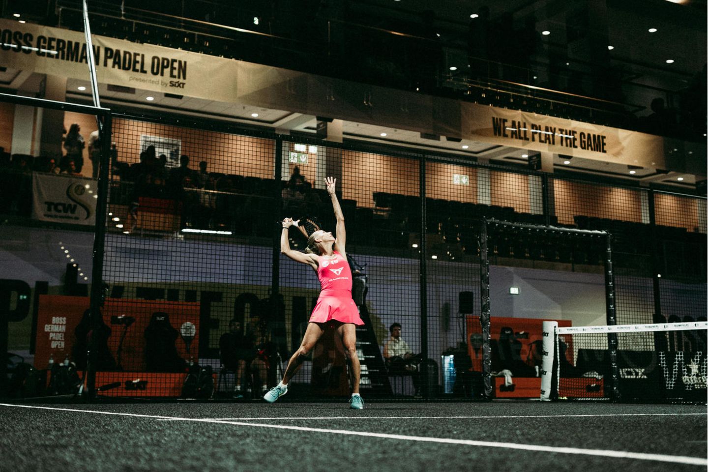 Denise Höfer schlägt auf der World Padel Tour in Düsseldorf auf. Sie und ihre Mitstreitenden hoffen, dass die Tour mehr Aufmerksamkeit auf den Sport in Deutschland lenkt