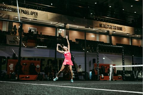 Denise Höfer schlägt auf der World Padel Tour in Düsseldorf auf. Sie und ihre Mitstreitenden hoffen, dass die Tour mehr Aufmerksamkeit auf den Sport in Deutschland lenkt