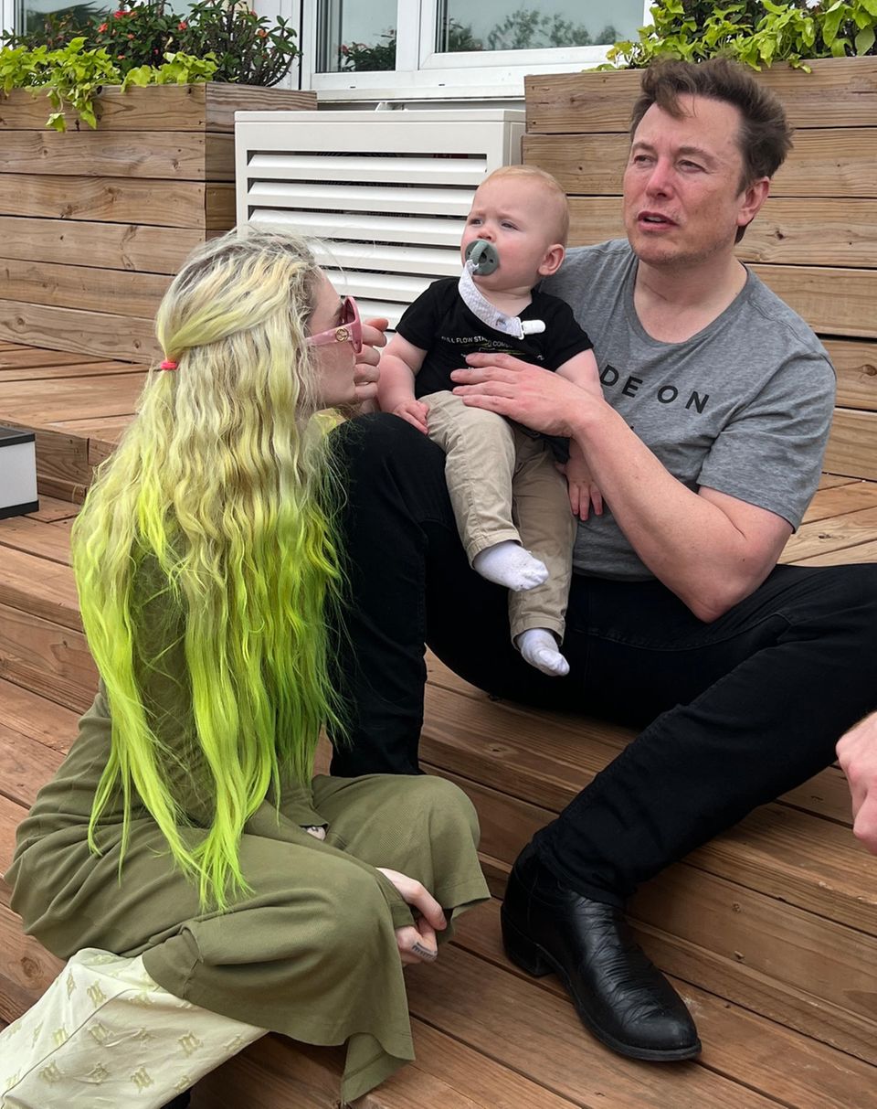 April 2023, Musk und Grimes mit ihrem dritten und jünsten Kind Techno Mechanicus, genannt Tau, vor dem Probestart der Starship-Rakete