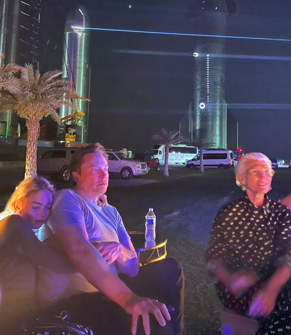 Nach einem Raketenstart sitzen Musk, Grimes und Maye Musk zusammen