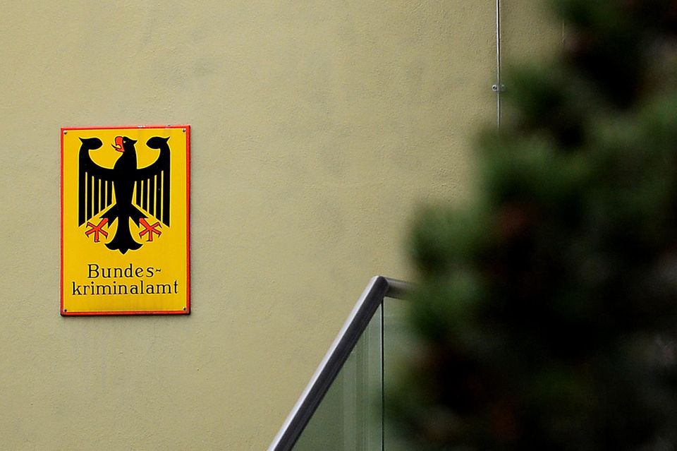 Für welche Unternehmen möchten junge Menschen später am liebsten arbeiten? Das Beratungsunternehmen Universum hat nach eigenen Angaben deutschlandweit über 35.500 Studierende gefragt, bei welchem Arbeitgeber sie sich künftig gern bewerben würden. Die Rankings wurden nach den verschiedenen Fachbereichen aufgeteilt. Das Auswärtige Amt hat nach Beginn des russischen Angriffskriegs auf die Ukraine in zwei Fachrichtungen den ersten Platz eingebüßt. Es fiel bei den Juristen hinter dem Bundeskriminalamt auf den zweiten Platz zurück. Die Europäische Kommission kam bei angehenden Anwälten und Richtern auf den dritten Platz, gefolgt von den Vereinten Nationen. Sie tauschten damit die Ränge. Beliebtester privater Arbeitgeber bei den Rechtswissenschaften wurde wie 2022 Porsche, gefolgt von der Mercedes-Benz Group, dem Bundesnachrichtendienst, dem Bundesamt für Verfassungsschutz, der Bundespolizei und Audi.