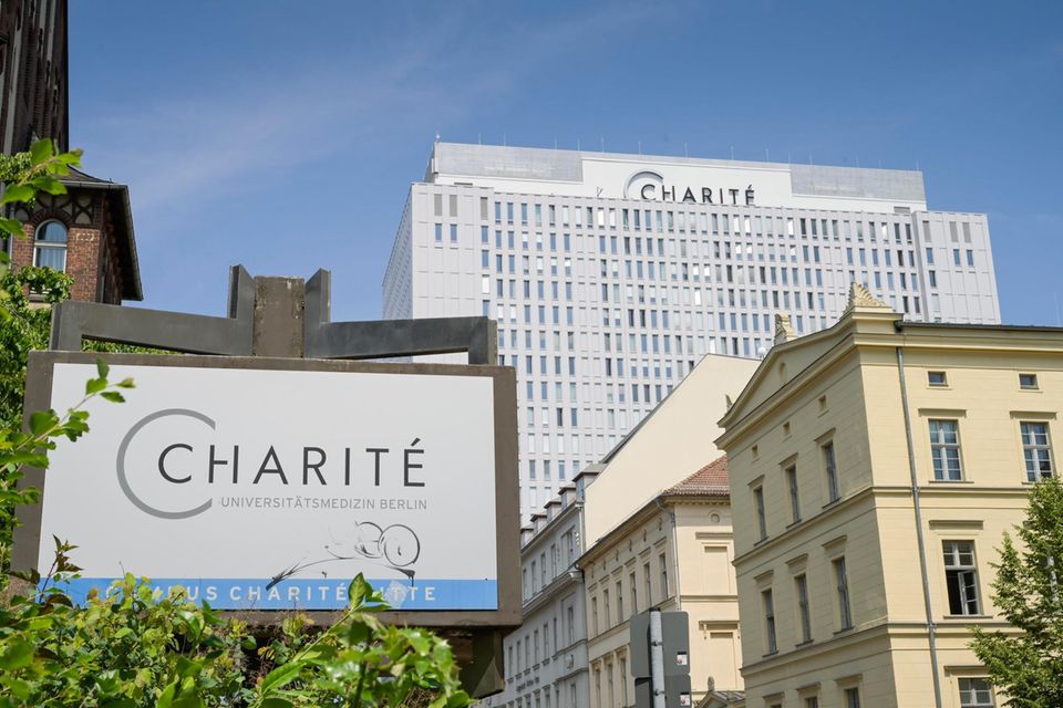 Angehende Mediziner würden nach ihrem Abschluss am liebsten bei der Charité in Berlin arbeiten. Das Universitätsklinikum hatte das Ranking bereits 2022 und 2021 angeführt. Die folgenden Plätze gingen wie im Vorjahr an das Robert-Koch-Institut, an Biontech und das Universitätsklinikum Heidelberg. Der Fünftplatzierte 2022, das Klinikum der Universität München, rutschte hinter den Helios Kliniken und dem Universitätsklinikum Hamburg-Eppendorf auf den siebten Platz. Das Deutsche Rote Kreuz, das Deutsche Krebsforschungszentrum und die Max-Planck-Gesellschaft komplettierten die Liste der beliebtesten Arbeitgeber unter künftigen Medizinexperten.