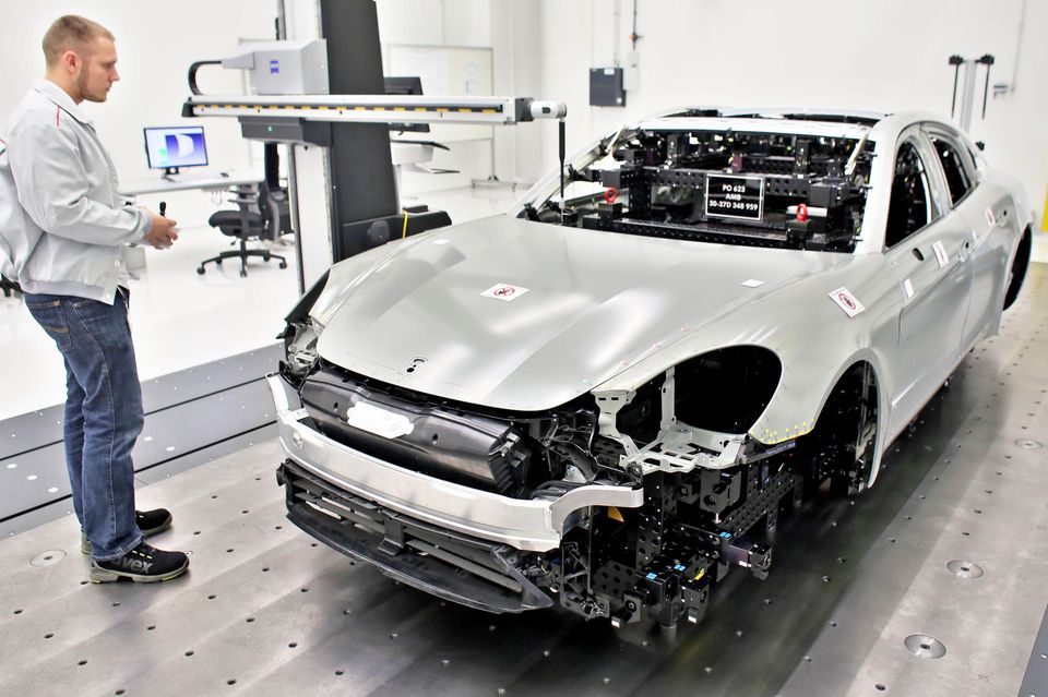 Der Traumarbeitgeber angehender Ingenieure in Deutschland ist laut der Umfrage ebenfalls zum wiederholten Male Porsche. Die Mercedes-Benz Group hatte 2021 Tesla vom zweiten Platz verdrängt und konnte diese Position verteidigen. Siemens verbesserte sich im Ingenieurs-Ranking vom fünften auf den dritten Platz. Es folgten Audi, BMW, Bosch, Airbus, Tesla und Volkswagen. Das Deutsche Zentrum für Luft- und Raumfahrt beschloss wie im Vorjahr die Top 10.