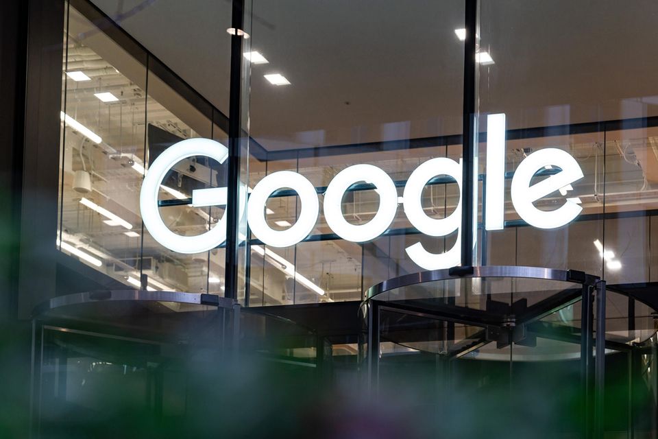 Die Top-3-Arbeitgeber der zukünftigen IT-Experten ist 2023 unverändert: Google, Apple und Microsoft. Porsche jagte Tesla den vierten Platz ab. Platz fünf war hier für den E-Autobauer aber inmitten der Negativschlagzeilen um Firmenchef Elon Musk noch das beste Ergebnis unter allen analysierten Fachrichtungen. Daimler/Mercedes-Benz und BMW kamen wie im Vorjahr auf Platz sieben beziehungsweise Platz neun. Audi konnte vom zehnten auf den achten Platz vorrücken und verdrängte SAP ans Ende der Top 10.