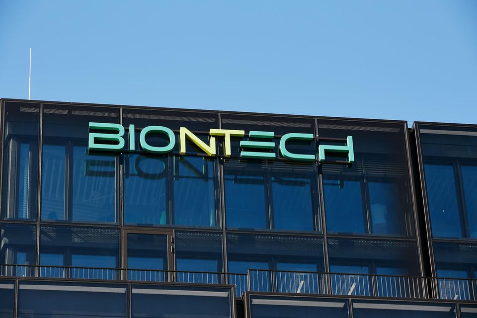 Unter den angehenden Ärzten hat Biontech zwar an Attraktivität eingebüßt. Die Studierenden der Naturwissenschaften wählten den Impfstoffhersteller jedoch erneut zum beliebtesten Arbeitgeber. Keine Veränderung gab es auch bis Platz vier mit der Max-Planck-Gesellschaft, Bayer und der Fraunhofer-Gesellschaft. BASF fiel hingegen vom fünften auf siebten Rang und machte Platz für das Deutsche Zentrum für Luft- und Raumfahrt sowie die Europäische Weltraumagentur ESA. Johnson & Johnson, das Bundesinstitut für Risikobewertung und Roche komplettierten die Top 10. Auch bei den Naturwissenschaftlern fiel Tesla aus der Spitzengruppe und zwar um sieben Plätze auf Rang 14.