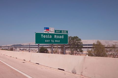 Eine Straße mit dem Schild Tesla Road