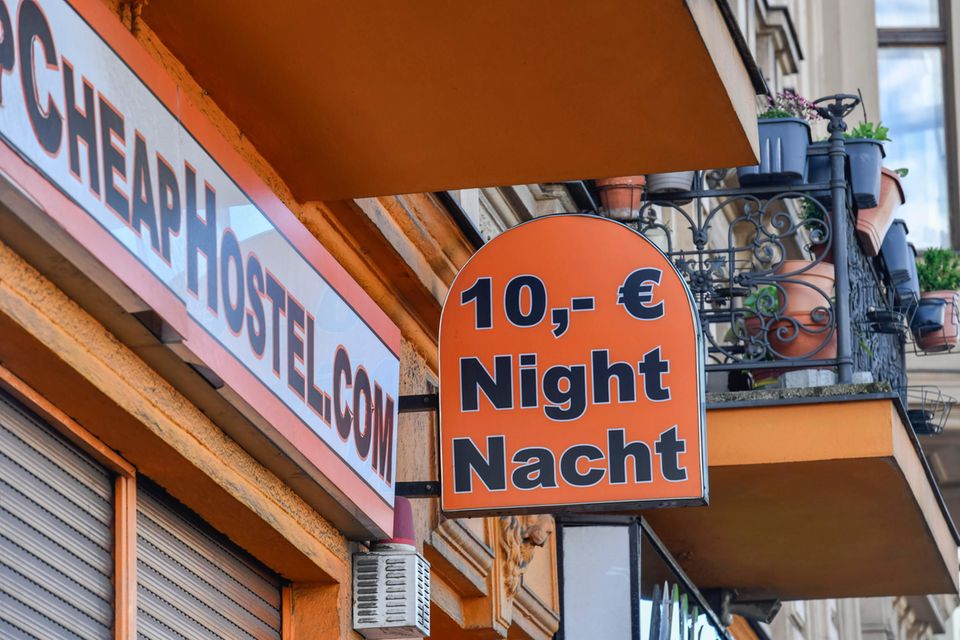 Dennoch haben Pandemie und die wirtschaftliche Situation Folgen für Geschäftsreisen. Viele der Umfrageteilnehmer berichteten von Budgetkürzungen (40 Prozent) und weniger Übernachtungen (32 Prozent). Jeweils 31 Prozent wurden in günstigeren und/oder qualitativ schlechteren Herbergen untergebracht. Das hatte teilweise direkte Konsequenzen für die Sicherheit der Reisenden