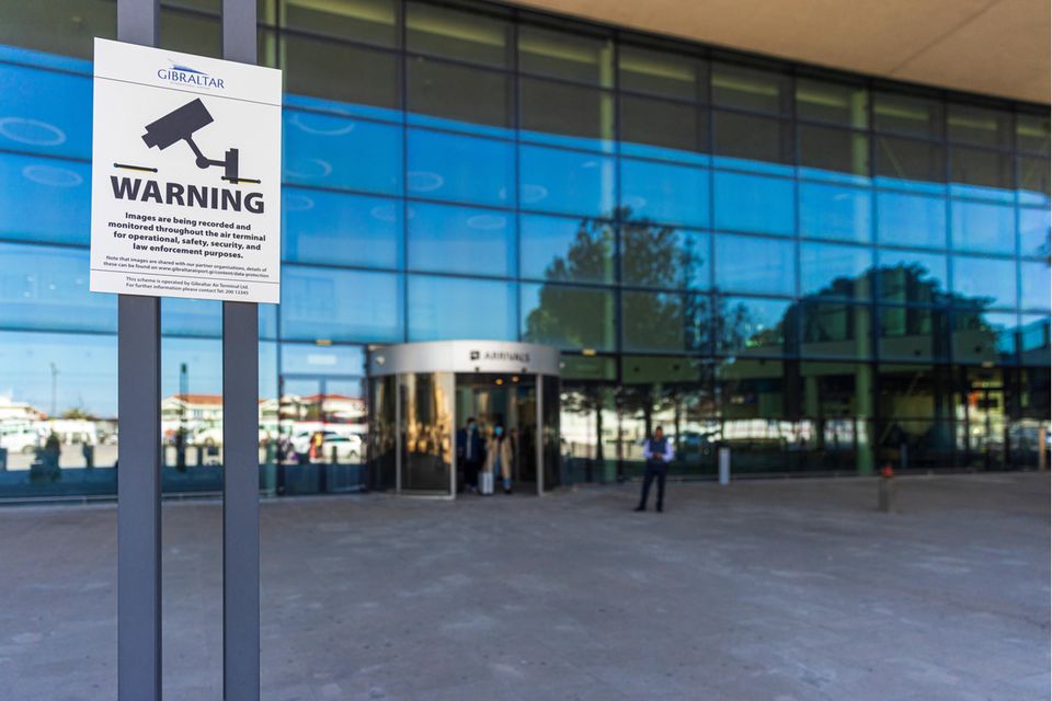 Organisierte Menschenhändler und andere Kriminelle haben häufig Hotels im Blick, die für Business Trips genutzt werden. So kommt es, dass sich Stewardessen häufig in ihrem Hotelzimmer verbarrikadieren und Sicherheitstipps in sozialen Netzwerken austauschen. Auch Geschäftsreisende sind vor Gefahren nicht gefeit. 53 Prozent der weltweit Befragten gaben an, in den vergangenen zwölf Monaten ihre Unterkunft gewechselt zu haben, weil sie sich dort nicht sicher fühlten. Bei 28 Prozent kam dies im abgefragten Zeitraum mehr als einmal vor. In den USA waren deutlich mehr Geschäftsreisende betroffen, nämlich 70 beziehungsweise 47 Prozent