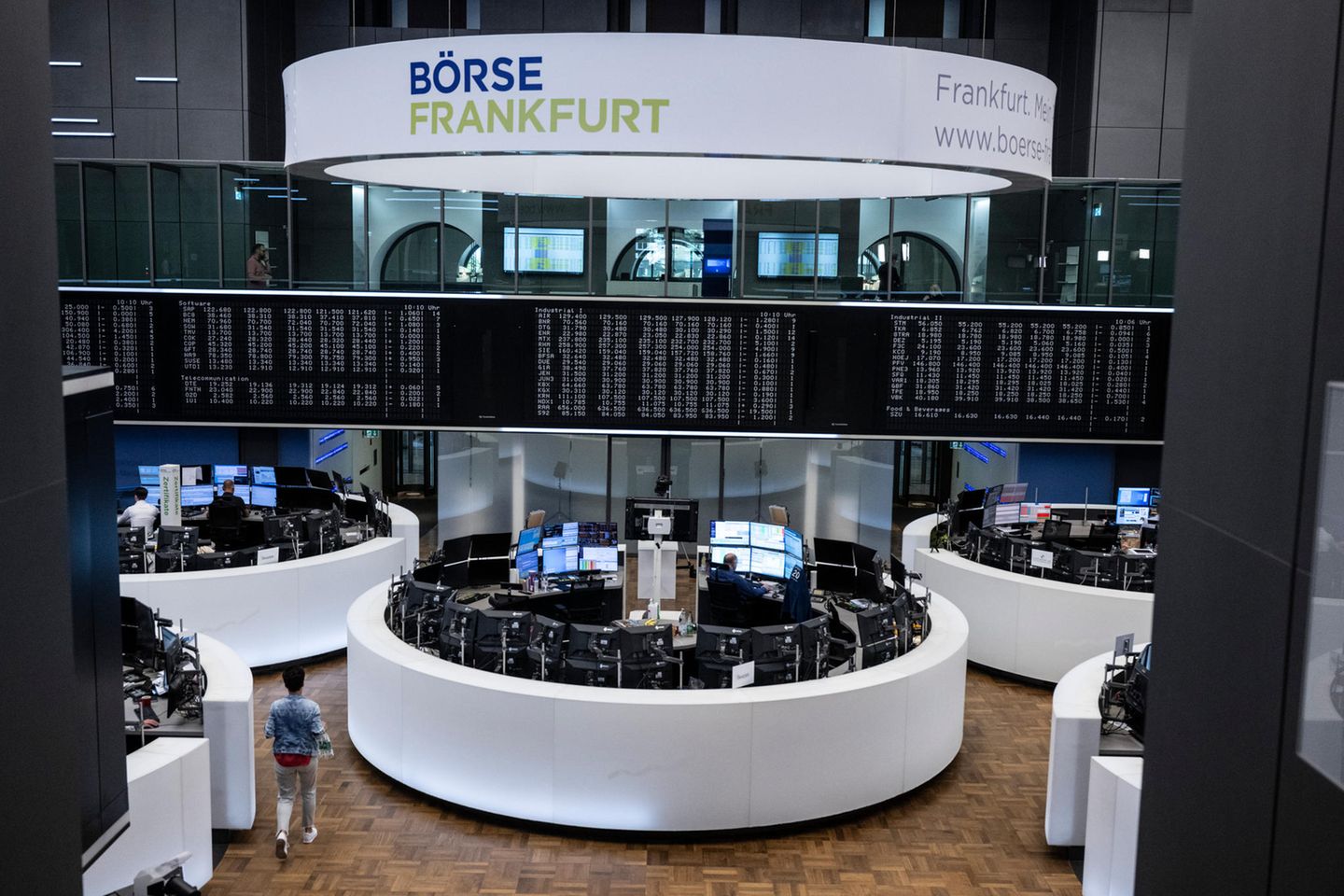 Aktienhändler arbeiten im Handelssaal der Deutschen Börse