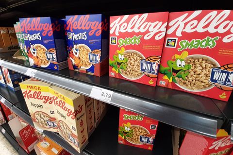 Kellogg's-Packungen stehen im Regal eines Supermarktes