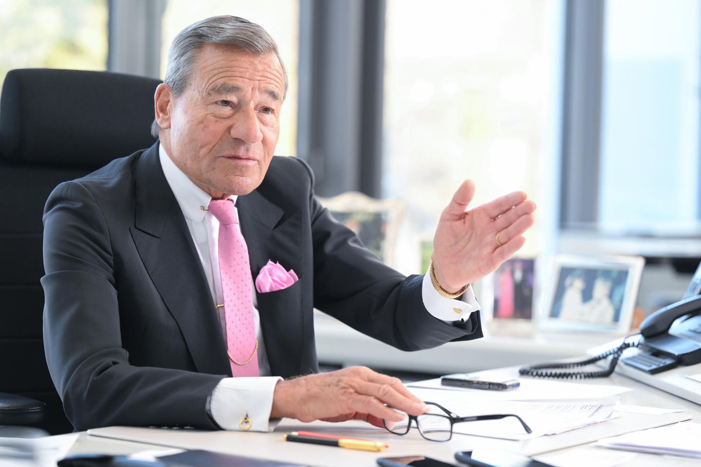 Wolfgang Grupp sitzt an seinem Schreibtisch im Büro