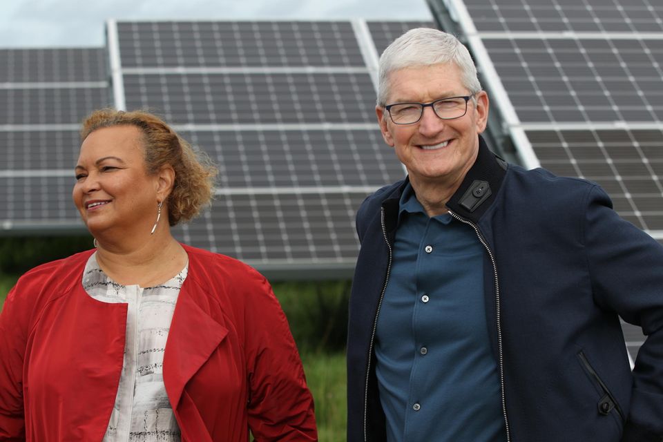 Apple-Chef Tim Cook und Apple-Nachhaltigkeitschefin Lisa Jackson stehen in einem Solarpark in Hanstholm