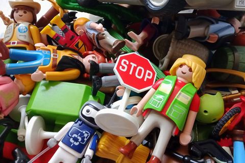 Playmobilfiguren auf einem Haufen