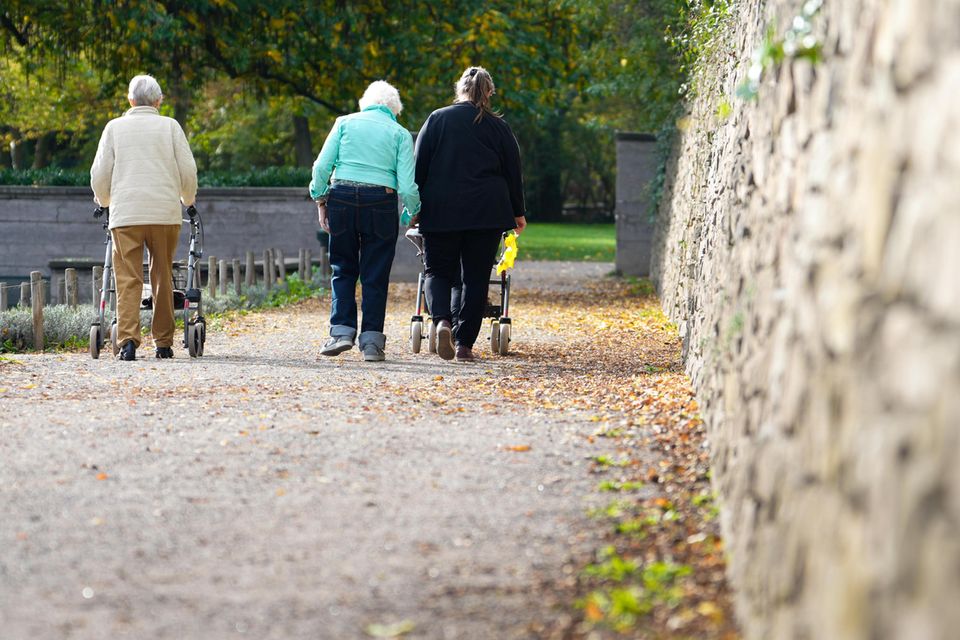 Die Mehrheit der Befragten (56 Prozent) plädiert dafür, dass die Rente zwischen 60 und 65 Jahren beginnt. Etwa jeder Fünfte rechnete angesichts des demografischen Wandels mit der Anhebung auf 65 bis 70 Jahre. Fast jeder Dritte (30 Prozent) ging davon aus, dass die Rente mit 70 in den nächsten drei bis fünf Jahren Realität werden wird.