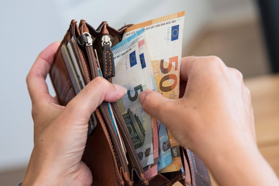 „Bei den meisten Euro-Banknoten fühlt sich das Banknotenpapier griffig und fest an. So können einfache Fälschungen schon beim Anfassen erkannt werden“, informierte die Zentralbank. Allerdings können sich echte Geldscheine unterschiedlich anfühlen. So wurden die 5-, 10- und teilweise auch 20-Euro-Scheine der sogenannten Europa-Serie (bis 2019 in Umlauf gebracht) lackiert. Diese Banknoten fühlen sich glatt an. Bei echten Geldscheinen sind zudem Teile des Druckes auf der Vorderseite als Relief fühlbar.