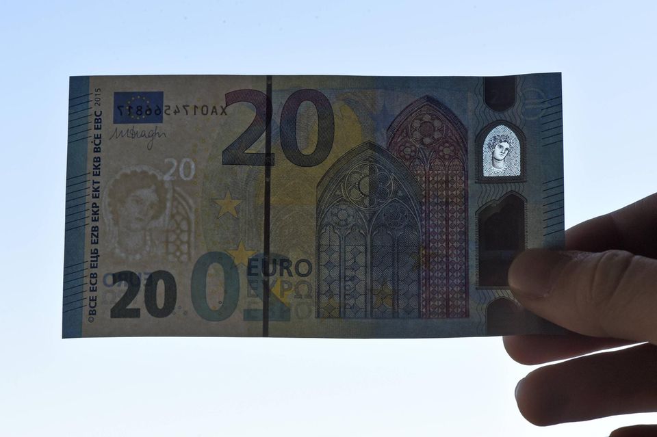 Jede Banknote verfügt im unbedruckten Bereich über ein Wasserzeichen. Es ist als Schattenbild erkennbar, wenn der Geldschein gegen das Licht gehalten wird.  „Im oberen Bereich des Hologrammstreifens befindet sich bei der Europa-Serie ab der 20-Euro-Banknote ein durchsichtiges Fenster“, wies die Bundesbank auf ein weiteres Sicherheits-Feature hin. Dort sei ein Porträt der griechischen Mythologie-Gestalt Europa zu sehen.