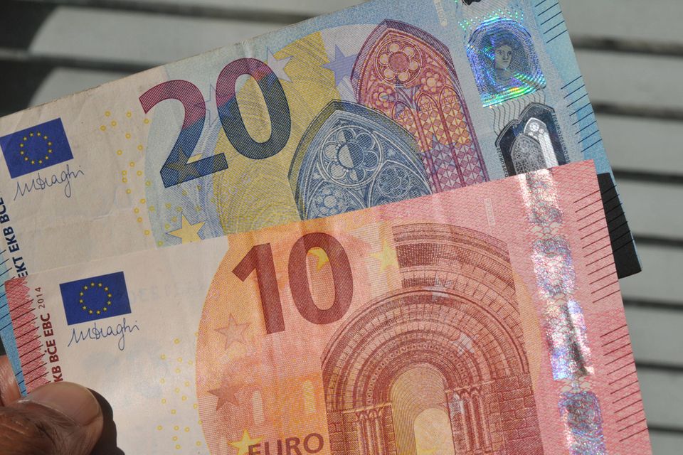 Die Hologramme auf den Geldscheinen verändern ihr Erscheinungsbild, wenn sie gekippt werden. „Es zeigen sich regenbogenfarbige Effekte, welche die Motive umgeben“, informierte die Zentralbank. Eine Farbveränderung gibt es beim Kippen auch bei der „Smaragdzahl“ links unten auf der Vorderseite der Banknoten der Europa-Serie. Außerdem bewegt sich ein heller Balken auf und ab. Bei 100- und 200-Euro-Scheinen sind in der Smaragdzahl außerdem mehrere Euro-Symbole versteckt. Sie ändern ebenfalls ihre Farbe. In dem Hologramm kreisen zwei Euro-Zeichen um die Wertzahl.