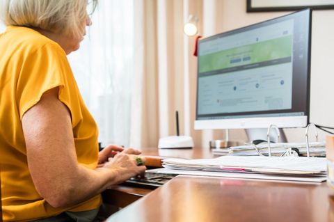 Eine Frau arbeitet am Computer mit dem Steuerprogramm Elster
