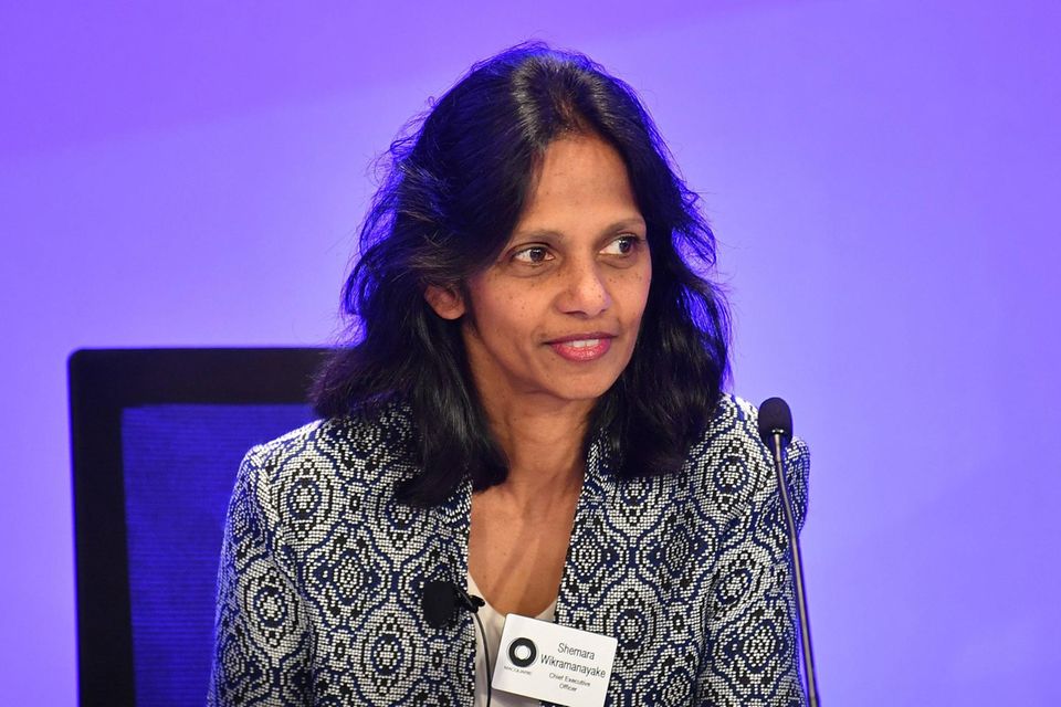 Shemara Wikramanayake arbeitet bereits seit knapp 40 Jahren für die Investmentbank Macquarie. Seit 1987 arbeitet sie für das Unternehmen. Sie war in verschiedenen Geschäftsbereichen in sechs Ländern tätig und leitete zehn Jahre lang das Asset Management der Bank. Seit Dezember 2018 ist sie CEO von Macquarie.