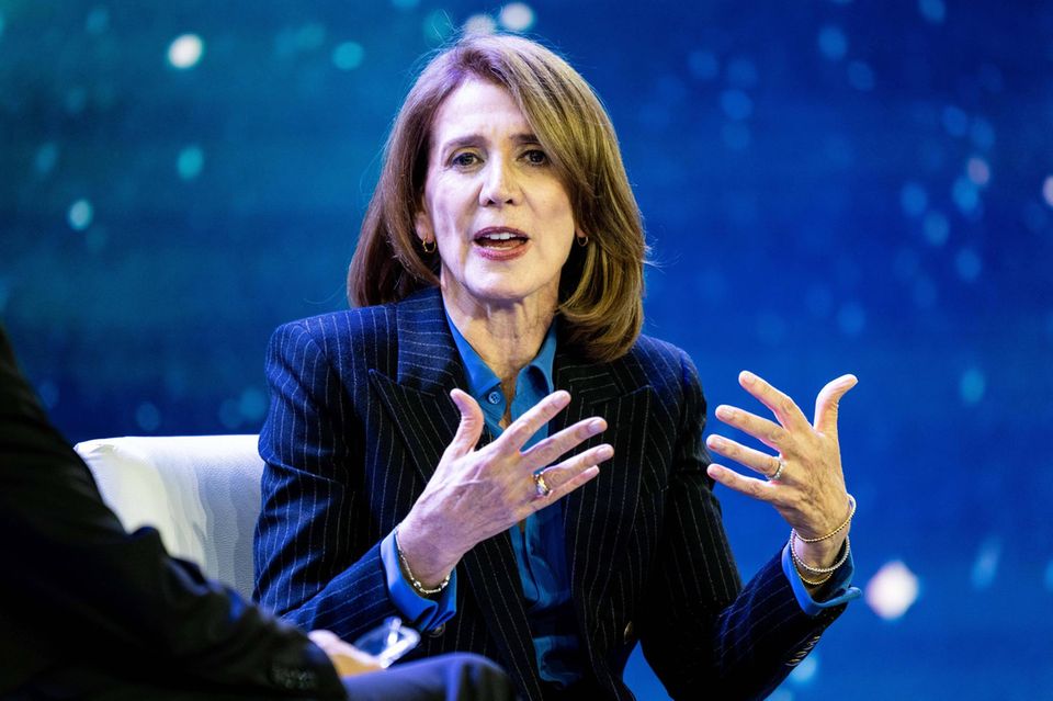 Ruth Porat ist seit 2015 Chief Financial Officer von Alphabet, der Muttergesellschaft von Google. Seit September 2023 ist sie auch Präsidentin und Chief Investment Officer von Alphabet und Google. Vor ihrer Zeit bei dem Internetkonzern war sie 27 Jahre lang bei der Bank Morgan Stanley, zuletzt ebenfalls als Finanzchefin.