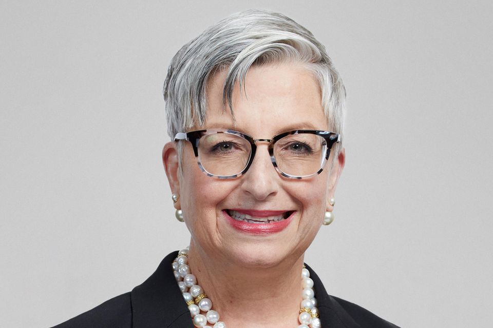 Carol Tomé ist die zwölfte CEO in der 166-jährigen Geschichte des US-Paketdienstes UPS. Nach einer langen Karriere im Management von Home Depot, einem der größten Einzelhändler der Welt, war sie eigentlich schon im Ruhestand, als ihr das Angebot gemacht wurde, als erste Frau den Chefposten bei UPS zu übernehmen.