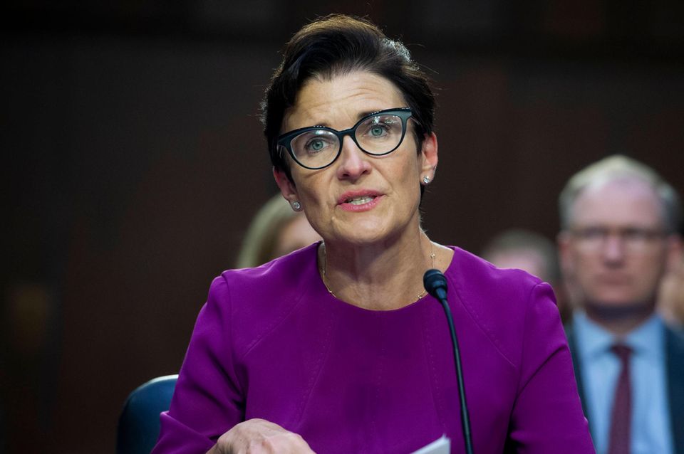 Seit März 2021 ist Jane Fraser CEO von Citigroup und damit nicht nur die erste Frau in der Unternehmensgeschichte, die diese Position innehat, sondern die erste Frau an der Spitze einer der großen Wall-Street-Banken überhaupt. Seit 2004 arbeitet sie für die Bank, 2019 wurde sie Präsidentin und CEO der Privatkundensparte. Auch Fraser hat eine Vergangenheit bei McKinsey: Zehn Jahre lang arbeitete sie für die Unternehmensberatung.
