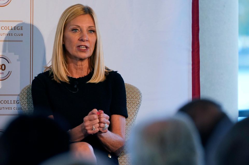 Karen S. Lynch leitet seit 2021 die Geschäfte des US-Gesundheitskonzerns CVS Health, mit dem pro jahr 100 Milionen Menschen in Berührung kommen. Das Unternehmen unterhält eine Apothekenkette. Lynch ist für 300.000 Mitarbeiterinnen und Mitarbeiter verantwortlich, die eine wichtige Rolle in der Corona-Bekämpfung in den USA gespielt haben. Laut Fortune ist sie die mächtigste Frau der Wirtschaft.