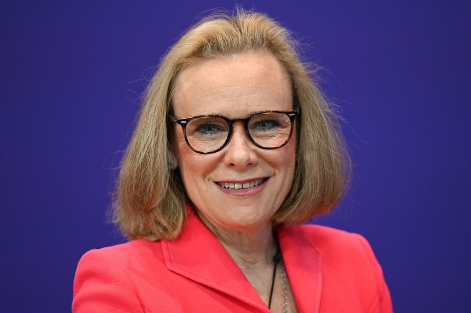 In der 355-jährigen Geschichte von Merck KGaA, ist Belén Garijo die erste weibliche CEO. Die Spanierin, die 2021 den Chefposten des deutschen Pharmakonzerns übernahm, setzt sich für die Chancengleichheit von Männern und Frauen in ihrem Unternehmen ein. Diversität ist ihr ein Herzensanliegen.