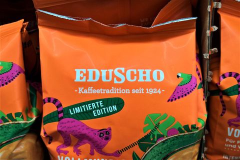 Eduscho Kaffee steht in einem Supermarkt-Regal