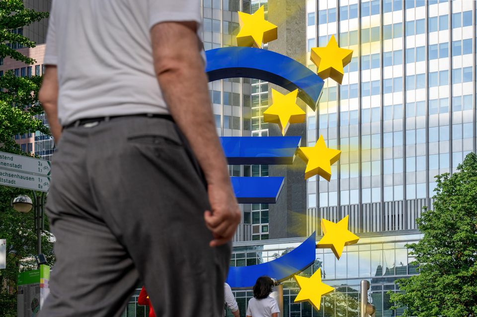 Euro-Skulptur am Willy-Brandt-Platz in Frankfurt am Main