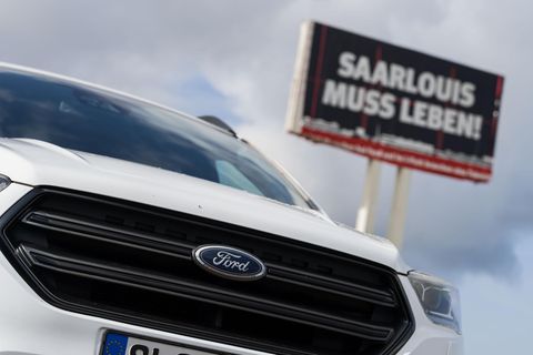 „Saarlouis muss leben!“ steht auf einem Schild beim Ford-Werk in Saarlouis