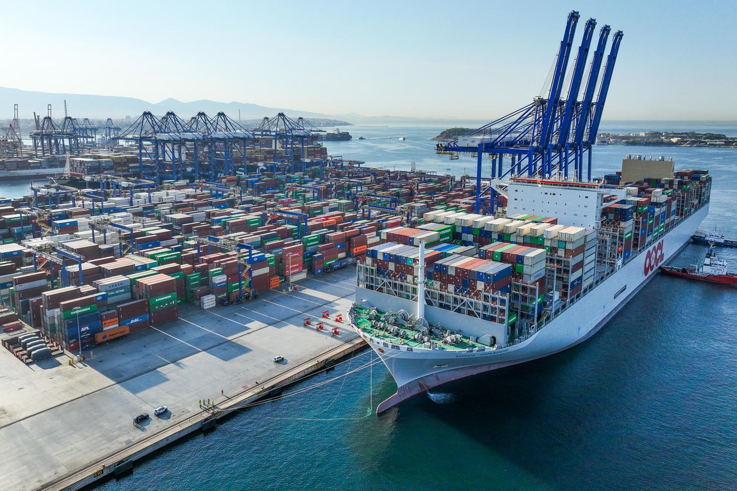 Ein Containerschiff legt im Hafen von Piräus an
