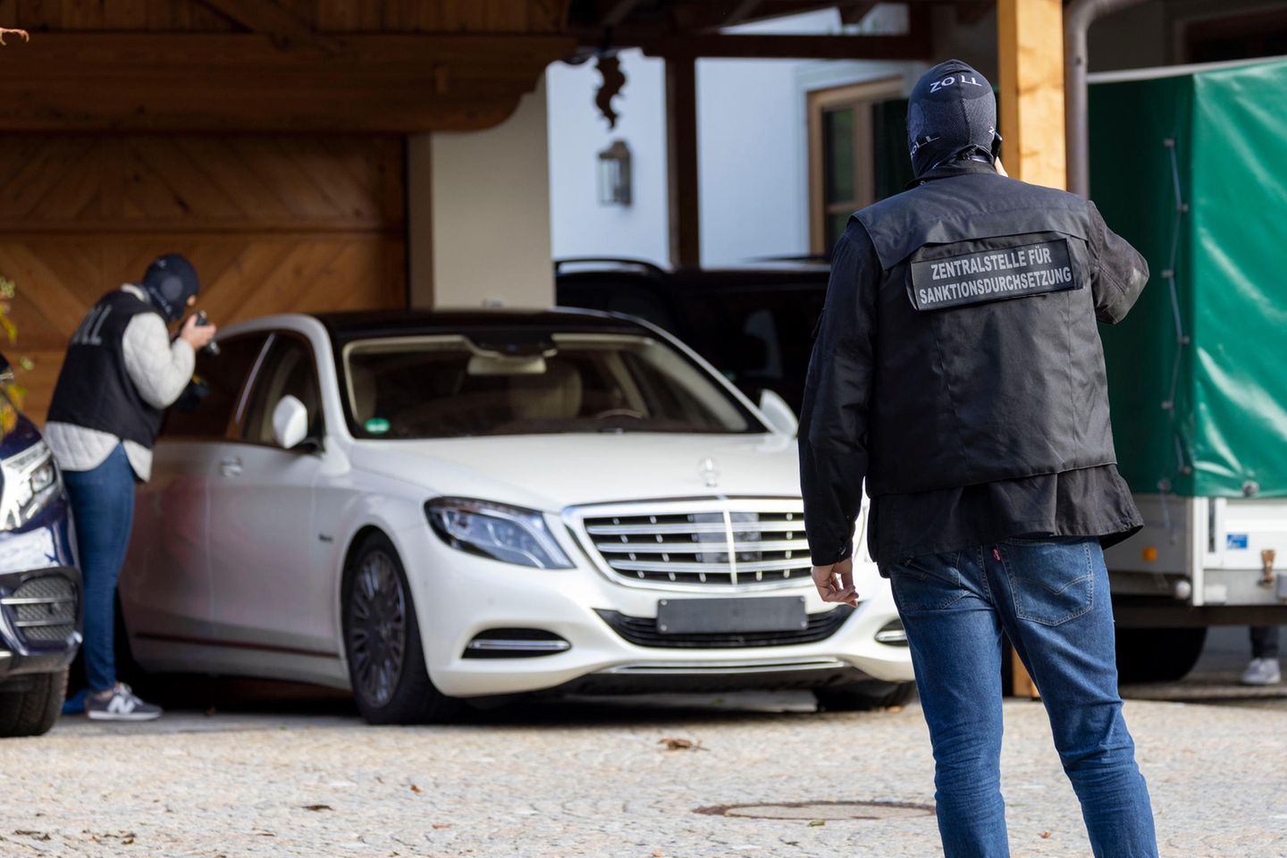 Zollbeamte stellen bei einer Razzia in einer Villa am Tegernsee Vermögenswerte sicher, die im Zusammenhang mit dem russischen Oligarchen Alischer Usmanow stehen sollen