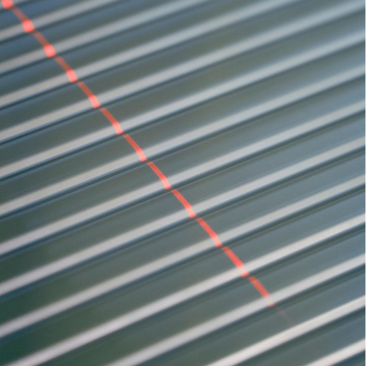 Per Laser wird bei Rimowa die Struktur des fertigen Koffers kontrolliert