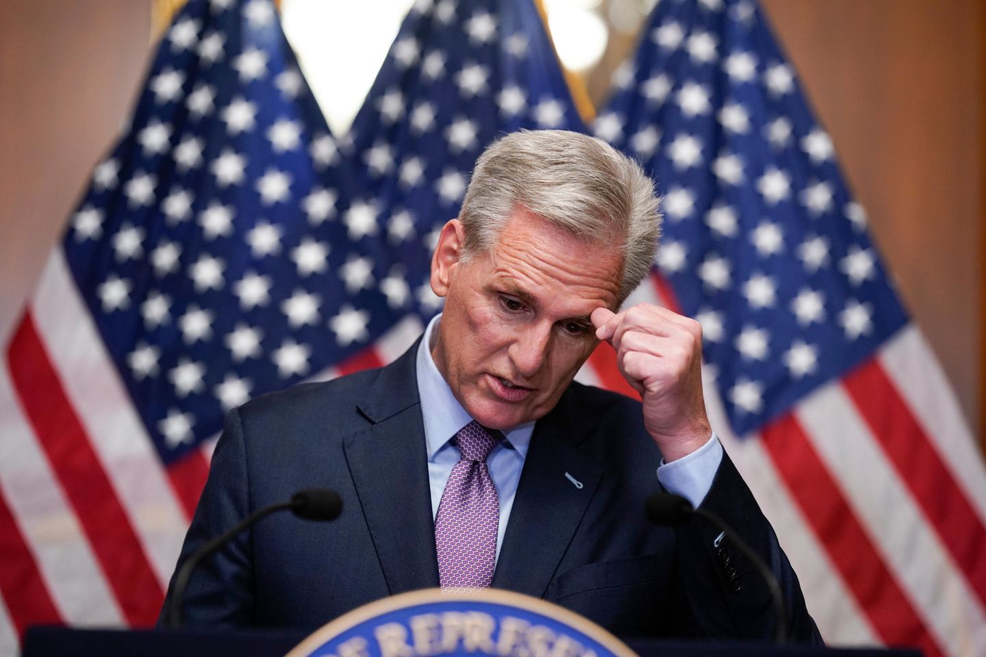 Kevin McCarthy fasst sich an den Kopf während er bei einer Pressekonferenz spricht