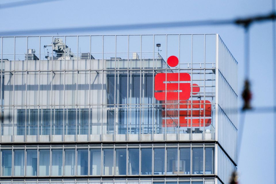 Logo der Sparkasse am Gebäude der Stadtsparkasse Düsseldorf