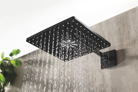 Aus einem viereckigen Duschkopf fließt Wasser