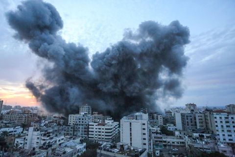 Rauch steigt über Gebäuden in Gaza während eines Luftangriffs aus Israel auf