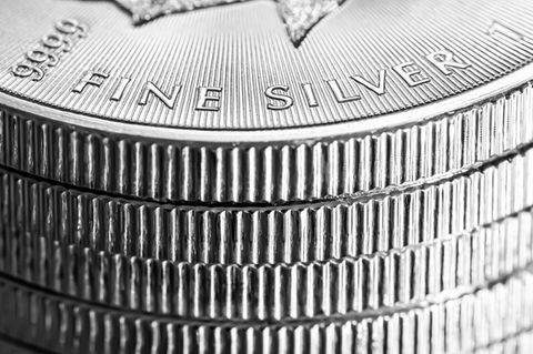 Gestapelte Silbermünzen