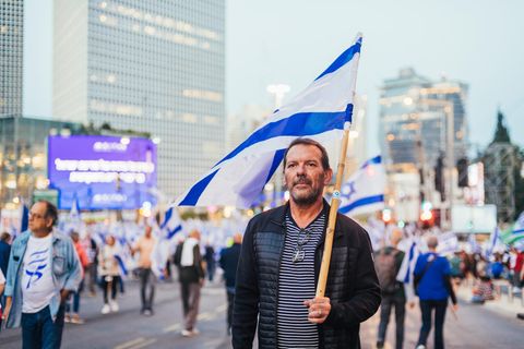 Erez Schachar auf einer Demonstration in Tel Aviv im Frühjahr