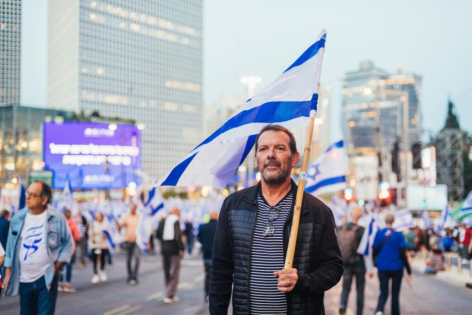 Erez Schachar auf einer Demonstration in Tel Aviv im Frühjahr