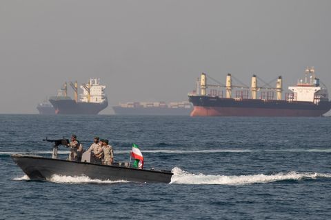 Iranisches Patrouillenboot und Öl-Tanker in der Straße von Hormus