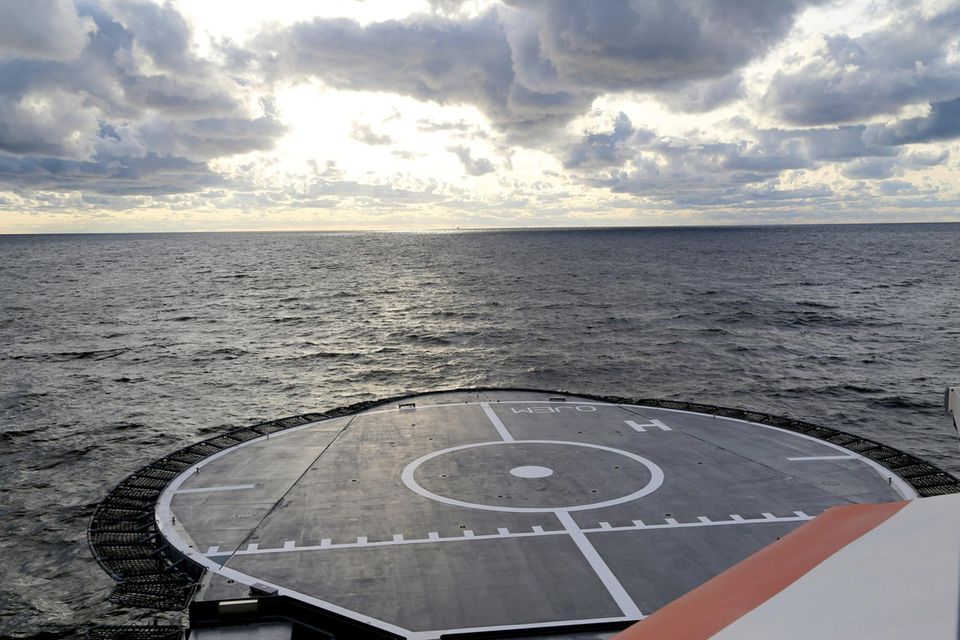 Ein Schiff des finnischen Grenzschutzes hält in der Nähe der beschädigten Balticconnector-Gaspipeline Wache