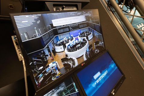 Der Handelssaal der Börse ist auf Monitoren in einem TV-Studio an der Börse zu sehen