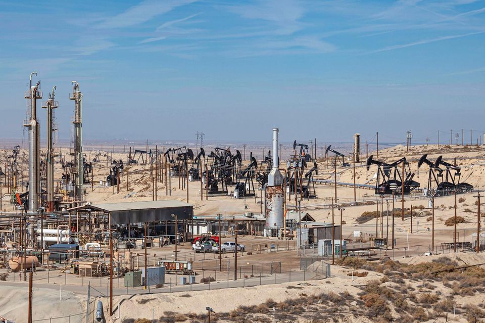 Ölpumpen stehen auf einem Ölfeld in den USA