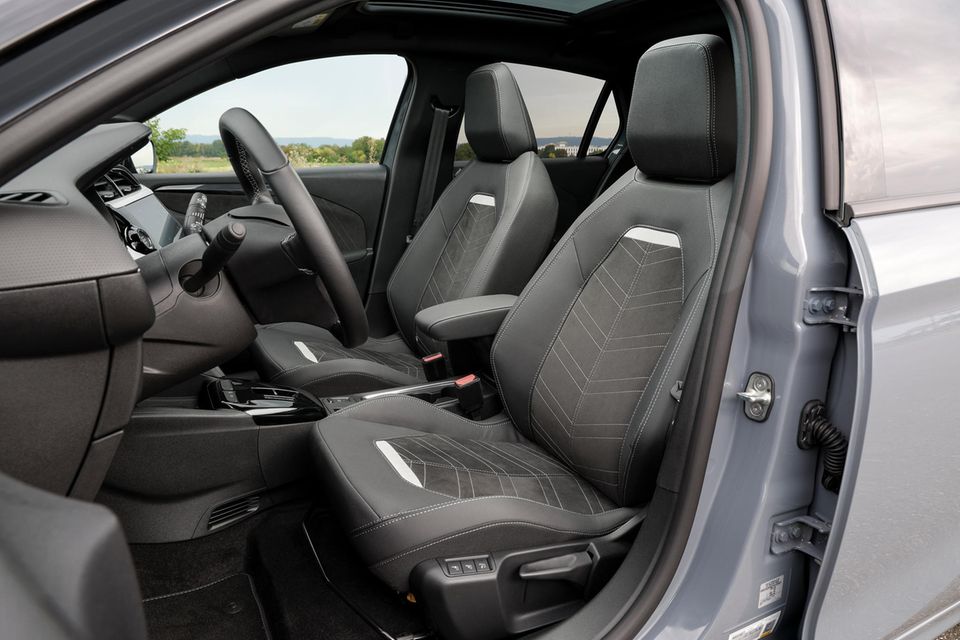 Luftiger Einstieg: Auch für große Fahrrinnen und Fahrer stellt der Corsa viel Platz bereit. Die Sitze wirken hochwertig, sie sind bequem und bieten Halt.